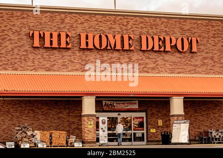 Charlotte, NC/USA - 15. Januar 2020: Horizontale mittlere Nahaufnahme der Fassade des 'Home Depot', die Marke in orangefarbenen Buchstaben über dem Eingang zeigt. Stockfoto