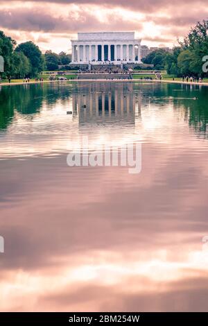 Das Lincon Memorial und das Reflektierende Schwimmbad in der Abenddämmerung in Washington, DC, USA. Stockfoto