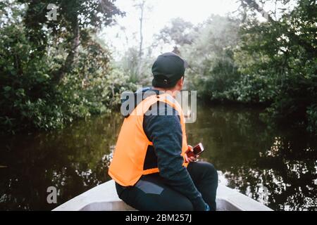 Malaysia, 6. Mai 2020 - EIN junger Mann sitzt auf einer Besichtigungstour im borneo-Wald Stockfoto