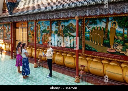 Touristen/Besucher In Der Preah Promreath Pagode, Siem Reap, Kambodscha. Stockfoto