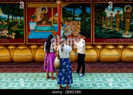 Touristen/Besucher In Der Preah Promreath Pagode, Siem Reap, Kambodscha. Stockfoto