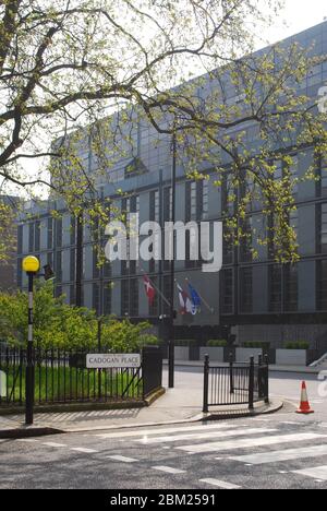 Modernistische Architektur Grauer Beton Stahl Königlich Dänische Botschaft, Botschaft von Island 55 Sloane St, Knightsbridge, London SW1X 9SR von Arne Jacobsen Stockfoto