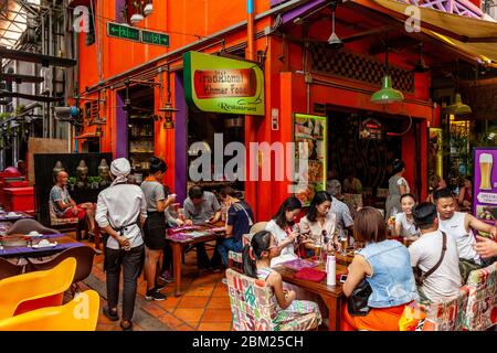 Touristen/Besucher essen Mittagessen in EINEM Restaurant in Siem Reap, Provinz Siem Reap, Kambodscha. Stockfoto