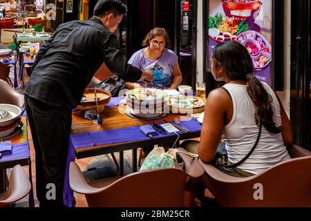 Zwei weibliche Touristen essen Mittagessen in EINEM Restaurant in der Altstadt von Siem Reap, Provinz Siem Reap, Kambodscha. Stockfoto