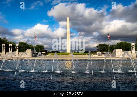 Brunnen des Zweiten Weltkriegs Memorial und das Washington Memorial in Washington, DC, USA. Stockfoto