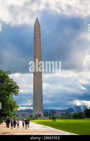 Läufer auf der Mall mit dem Washington Memorial im Hintergrund, Washington, DC, USA. Stockfoto