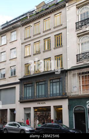 Georgian Balcony Windows Gelbe Fenster Townhouse Prada, 16 Old Bond St, Mayfair, London W1S 4PT Stockfoto