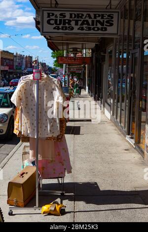 Bekleidung im Verkauf - Shopping Northcote, Melbourne, Victoria, Australien Stockfoto