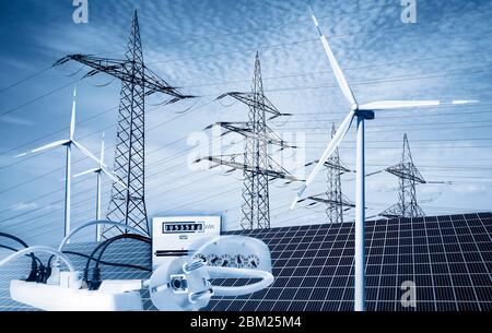 Strommasten mit Sonnenkollektoren, Windturbinen, Stromzählern, Steckern und Steckdosen Stockfoto