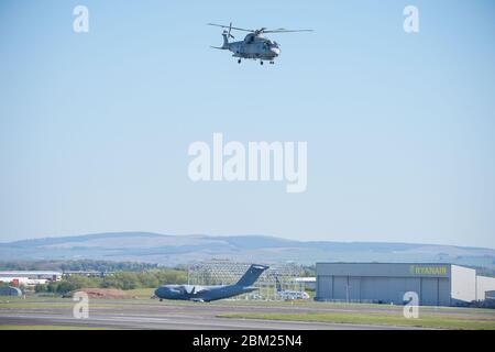 Prestwick, Großbritannien. Mai 2020. Im Bild: Während der erweiterten Coronavirus (COVID-19)-Lockdown wird ein Merlin Mk3 Hubschrauber der Royal Navy am Prestwick International Airport fliegen gesehen. Quelle: Colin Fisher/Alamy Live News Stockfoto