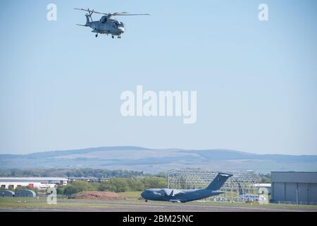 Prestwick, Großbritannien. Mai 2020. Im Bild: Während der erweiterten Coronavirus (COVID-19)-Lockdown wird ein Merlin Mk3 Hubschrauber der Royal Navy am Prestwick International Airport fliegen gesehen. Quelle: Colin Fisher/Alamy Live News Stockfoto