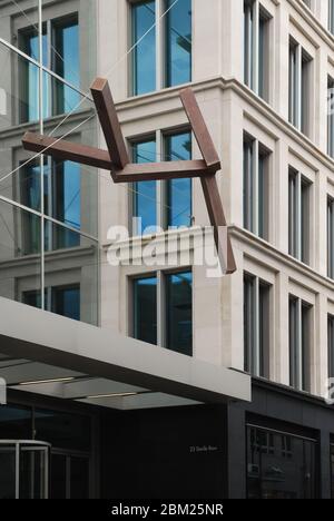 Joel Shapiro Verge Skulptur Steinarchitektur Glas Moderne Fassade 23 Savile Row, London, W1S 2ET von Eric Parry Architects Stockfoto