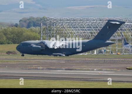 Prestwick, Großbritannien. Mai 2020. Im Bild: Eine Boeing C-17 Globemaster III der Royal Air Force (RAF), die während der erweiterten Coronavirus (COVID-19)-Sperrung auf dem Asphalt des Prestwick International Airport zu sehen war. Quelle: Colin Fisher/Alamy Live News Stockfoto