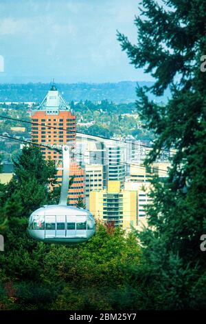 Die Aerial Tram mit der Innenstadt von Portland, Oregon, USA im Hintergrund. Stockfoto