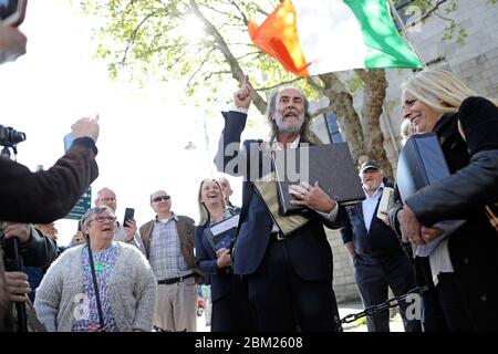 John Waters und Gemma O'Doherty sprechen vor dem High Court in Dublin mit Unterstützern, wo sie versuchen, verschiedene kürzlich verabschiedete Gesetze einzuführen, die aufgrund der Covid-19-Pandemie von einem Richter niedergeschlagen wurden. Stockfoto