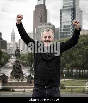 Feiern wie Rocky an der Spitze der ikonischen Stufen, die zum Philadelphia Museum of Art in Philadelphia, Pennsylvania, USA, führen. Stockfoto