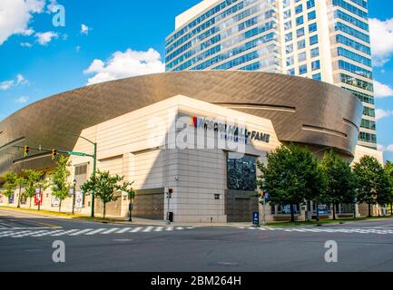 Charlotte, NC/USA - 26. Mai 2019: Mittelaufnahme der NASCAR Hall of Fame, die Marke auf der Rückseite des Gebäudes mit ihrer markanten geschwungenen Architektur zeigt. Stockfoto