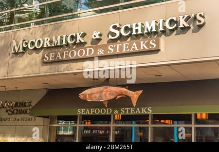 Charlotte, NC/USA - 26. Mai 2019: Fassade des Restaurants 'McCormick & Schmick's Seafood & Steaks' mit Marke in weißen Buchstaben und hängendem Fischschild. Stockfoto