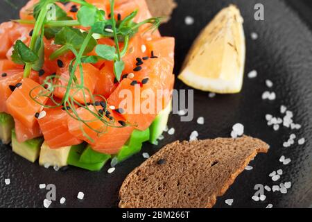 Portion Vorspeise Tartar aus gehacktem frischen Lachsfisch, Avocado Stockfoto