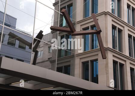 Joel Shapiro Verge Skulptur Steinarchitektur Glas Moderne Fassade 23 Savile Row, London, W1S 2ET von Eric Parry Architects Stockfoto