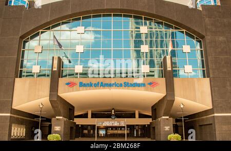 Charlotte, NC/USA - 14. Mai 2019: Haupteingang des 'Bank of America Stadium', Heimat der 'Carolina Panthers' American NFL Football Mannschaft. Stockfoto