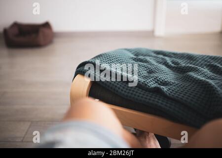 Mann, der in einem Komfort von zu Hause. Hygge-Konzept in der Zeit der Sperrung Stockfoto