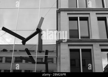 Joel Shapiro Verge Skulptur Steinarchitektur Glas Moderne Fassade 23 Savile Row, London, W1S 2ET von Eric Parry Architects Stockfoto