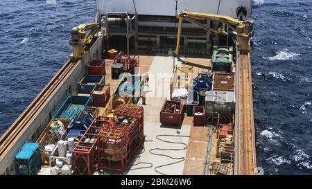 Balikpapan, Indonesien - Oktober 2019: Deck eines Offshore-Versorgungsschiffes von oben Stockfoto