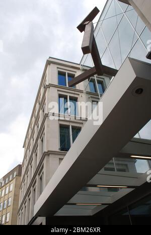 Joel Shapiro Verge Skulptur Steinarchitektur Glas Moderne Fassade 23 Savile Row, London, W1S 2ET von Eric Parry Architects Stockfoto