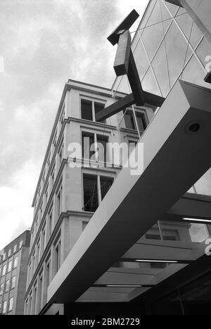 Joel Shapiro Verge Skulptur Steinarchitektur Glas Moderne Fassade 23 Savile Row, London, W1S 2ET von Eric Parry Architects Stockfoto