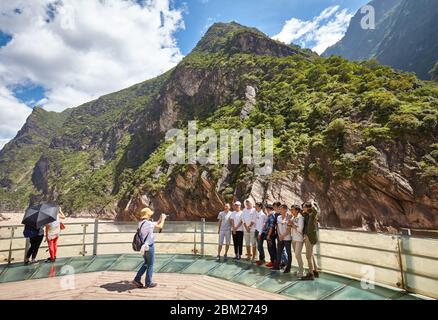 Jizha, China - 24. September 2017: Touristen fotografieren am Aussichtspunkt Tiger Leaping Gorge Rough Water. Es ist Teil der drei parallelen Flüsse von Stockfoto