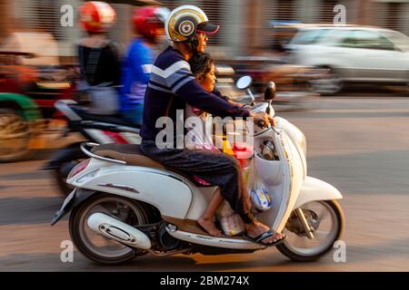 Kambodschanische Menschen Reisen mit dem Motorrad, Siem Reap, Siem Reap Provinz, Kambodscha. Stockfoto