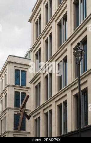 Joel Shapiro Verge Skulptur Steinarchitektur Glas Moderne Fassade 23 Savile Row, London, W1S 2ET von Eric Parry Architects Stockfoto