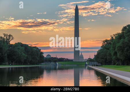 Washington Monument bei Sonnenaufgang, Washington DC, USA.