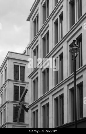 Joel Shapiro Verge Skulptur Steinarchitektur Glas Moderne Fassade 23 Savile Row, London, W1S 2ET von Eric Parry Architects Stockfoto