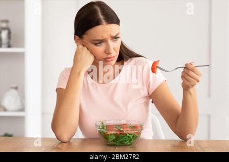 Sad Girl Essen Gemüsesalat Abnehmen Zu Hause Stockfoto