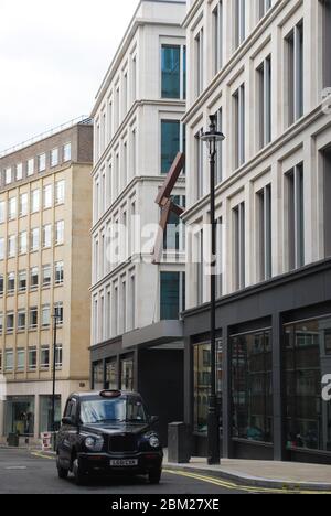 Joel Shapiro Verge Skulptur Steinarchitektur Glas Moderne Fassade 23 Savile Row, London, W1S 2ET von Eric Parry Architects Stockfoto