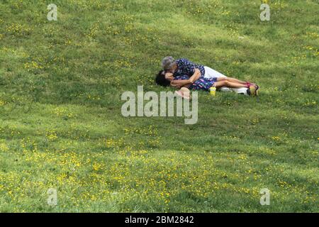Ältere Mann und Frau küssen in der Öffentlichkeit Stockfoto