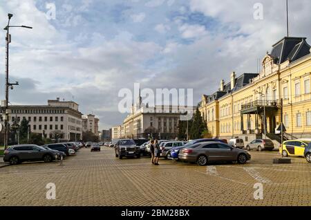 Zentraler Stadtplatz mit Gebäuden des Königspalastes, der Bulgarischen Nationalbank, der Nationalversammlung, des Ratsvorsitzes und des Ministerrates Stockfoto