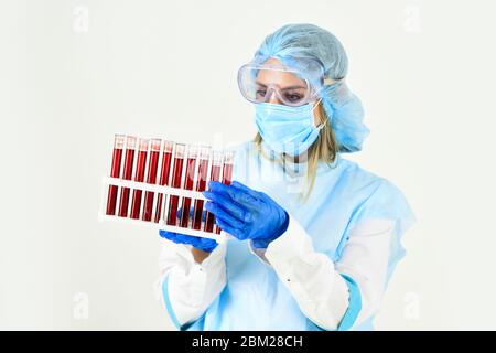 Impfstoff gegen sars. Infektionskrankheit aus china. Coronavirus Pandemie Ausbruch. Gesundheit und Medizin. Frau mit Reagenzgläsern im Krankenhauslabor. Machen Sie Bluttest für Virus. Impfstoffentwicklung. Stockfoto