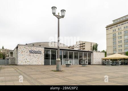 Ehemaliges Kosmos-Kino in Berlin, das heute Veranstaltungsort ist, in der Karl-Marx-Allee in Berlin Stockfoto