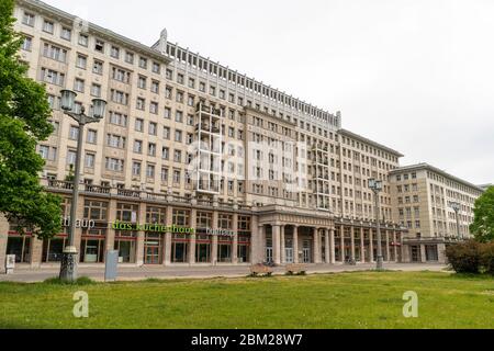 Monumentale sozialistische Architektur mit Wohnungen, Geschäften und Cafés an der Karl-Marx-Allee in Berlin Stockfoto