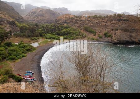 Bunte Fischerboote in geschützter Bucht an der Ostküste der Insel Santiago, Kap Verde / Cabo Verde Archipel im Atlantik Stockfoto