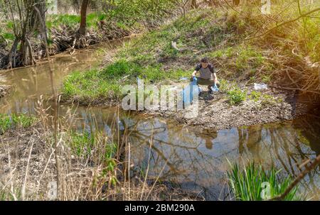 Helfen Sie der Ökologie des Planeten durch das Sammeln von Müll in der Natur Stockfoto