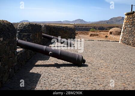 Alte Kanonen und Zisterne in der Festung Forte Real de São Filipe aus dem 16. Jahrhundert mit Blick über die Stadt Cidade Velha auf der Insel Santiago, Kap Verde Stockfoto