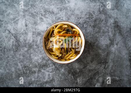 Asiatische japanische Udon-Nudelsuppe mit Rindfleisch, Pilzbesen und Gemüse. Traditionelle Bio-Lebensmittel. Stockfoto