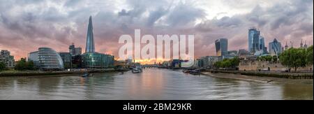 Panoramablick auf die Skyline von London bei Sonnenuntergang Stockfoto