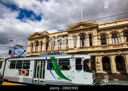 Straßenbahn vorbei an den Stadtbüros der Stadt Northcote, Melbourne, Victoria, Australien. Gebäude aus dem späten 19. Jahrhundert, entworfen vom Architekten George R Johnson, Stockfoto