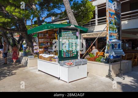 Outdoor-Shop für Touristen in Brela, Makarska riviera, Kroatien, Europa. Foto V.D. Stockfoto