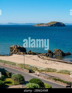 North Berwick, East Lothian, Schottland, Großbritannien. Mai 2020. An dem wärmsten sonnigsten Tag des Jahres ist die sonst beliebte Küstenstadt fast menschenleer. Der Oststrand in Milsey Bay ist ungewöhnlich ruhig und der Eingang zum Strandparkplatz ist während der Sperrung der Coronavirus-Pandemie Covid-19 abgesperrt Stockfoto